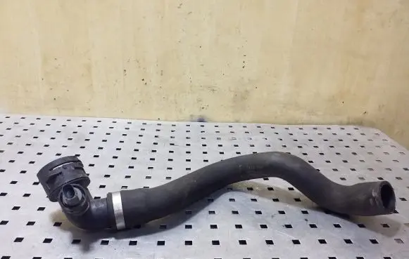 Audi Q7 4L Engine coolant pipe/hose 7L8121051G