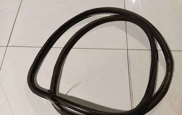 Volkswagen Golf V Rubber seal front coupe door 