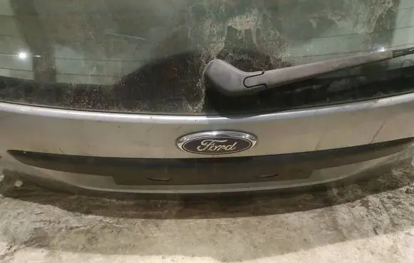 Ford Focus Trunk door license plate light bar 
