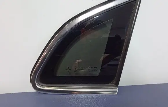 Volvo V40 Rear side window