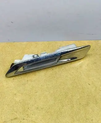 Front fender indicator light