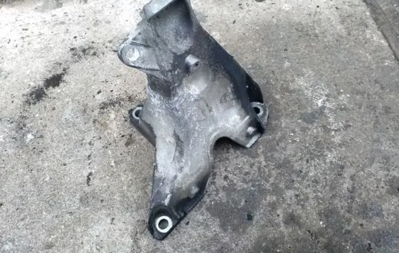 Engine mounting bracket