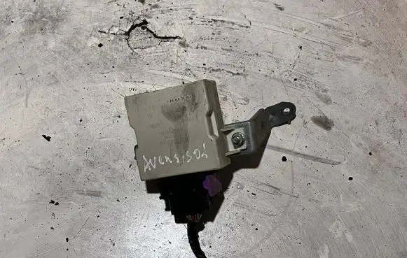 Toyota Avensis T250 Air suspension control unit module (rear) 