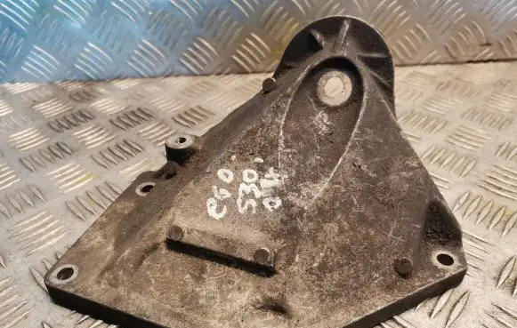 BMW 5 E60 E61 Engine mounting bracket 6761111