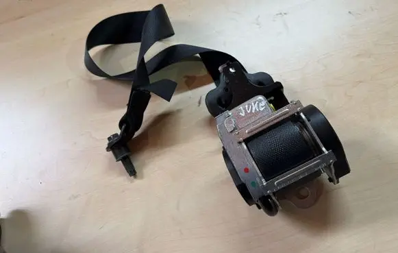 Nissan Juke I F15 Front seatbelt 630734100