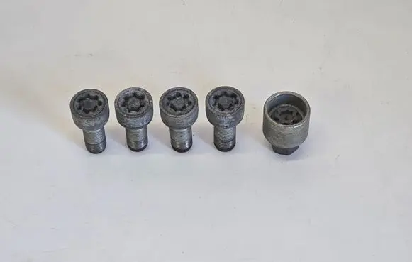 Volkswagen PASSAT B8 Anti-theft wheel nuts and lock