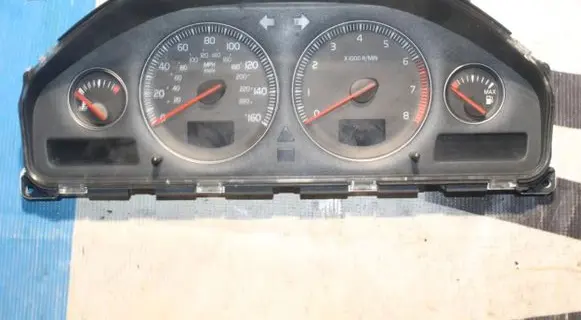 Volvo V70 Speedometer (instrument cluster) 30746107
