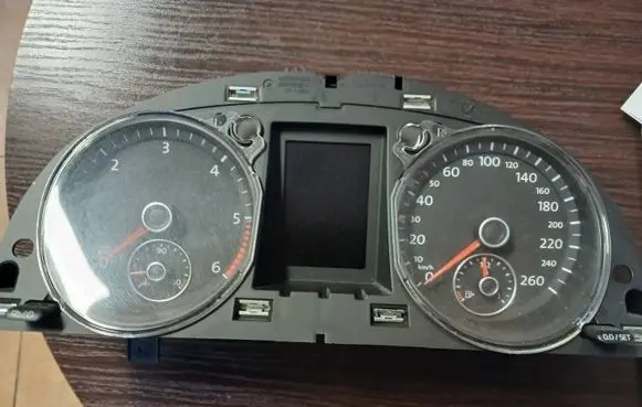 Volkswagen PASSAT B7 Speedometer (instrument cluster) 3AA920870P