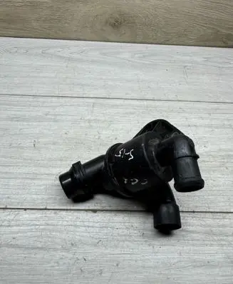 Volkswagen PASSAT B6 Thermostat/thermostat housing 03L121111AD