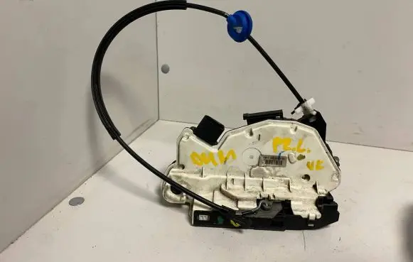 Volkswagen Scirocco Front door lock 5N2837016A
