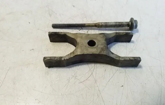 Volkswagen PASSAT B8 Fuel Injector clamp holder 04L216A