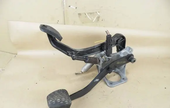 Mercedes-Benz 190 W201 Pedal assembly 1242900316