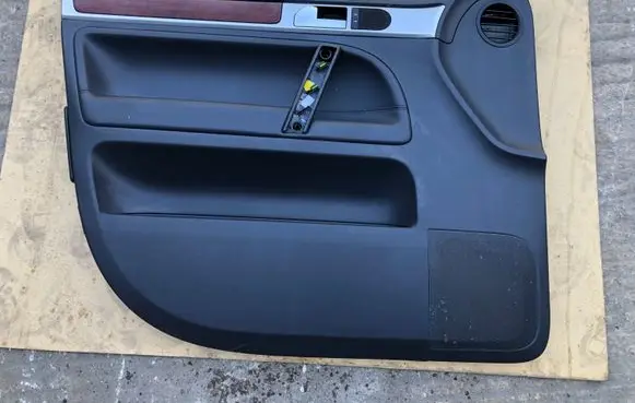 Volkswagen Touareg I Front door card panel trim