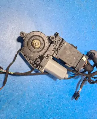 Volkswagen PASSAT B5.5 Vent window/glass motor 3B4837752LB