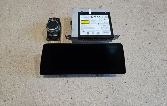 Radio/CD/DVD/GPS head unit