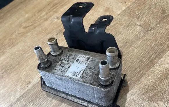 Land Rover Range Rover L405 Engine oil radiator AW837A095AA