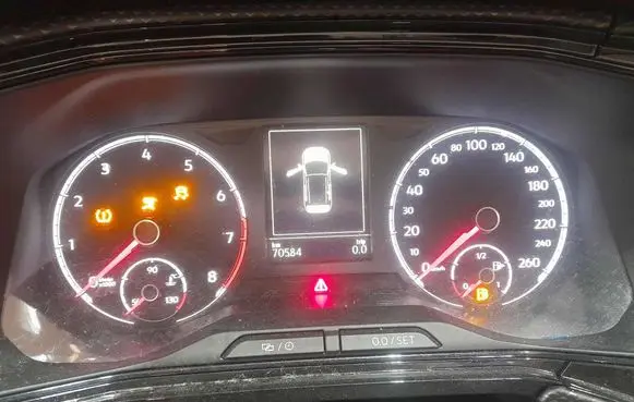 Speedometer (instrument cluster)