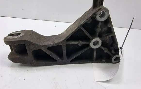Opel Astra H Engine mounting bracket