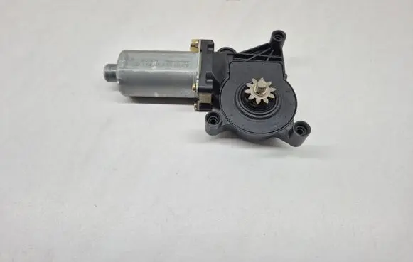 Mercedes-Benz E W210 Front door window regulator motor 0130821670