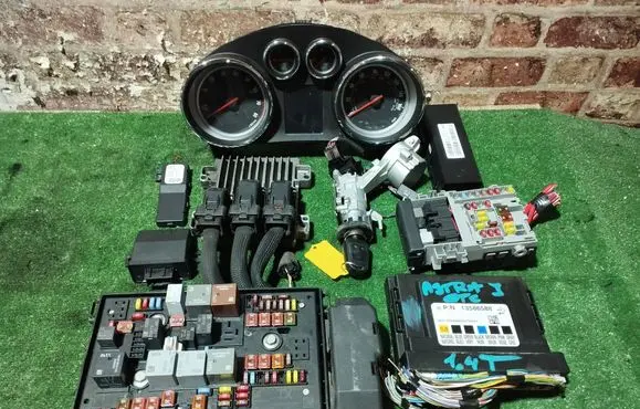 Opel Astra J Engine ECU kit and lock set 12654137 12643636 12654137ABJN