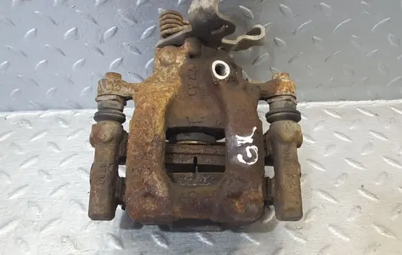 Volkswagen Jetta VI Rear brake caliper
