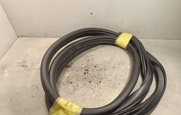 Jeep Grand Cherokee Rear door rubber seal (on body)