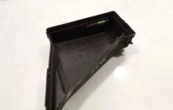 Subaru Outback Fuse box cover MB502000B