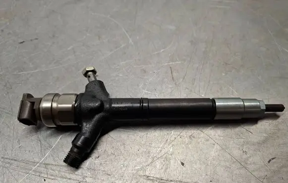 Toyota Avensis T250 Fuel injector 236700R050