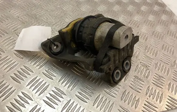 Volvo XC90 Engine mount bracket 31330588