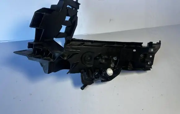 Audi Q5 SQ5 Headlight/headlamp mounting bracket 8R0805607B