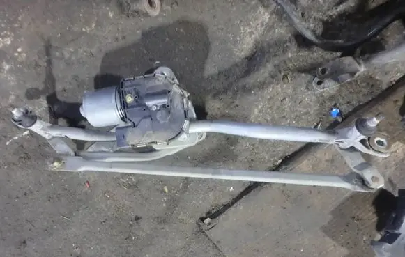 Audi A6 S6 C6 4F Front wiper linkage 
