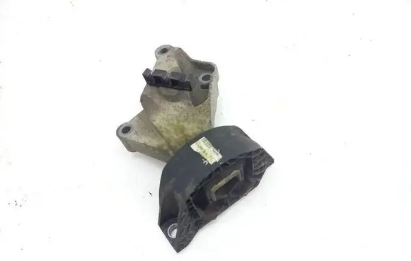 Engine mount vacuum valve