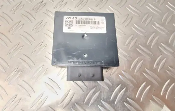 Volkswagen Jetta VI Current control relay 3AA919041A