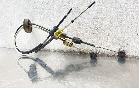 Opel Insignia A Gear shift cable linkage 55560992