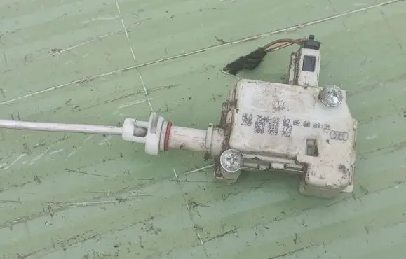 Volkswagen PASSAT B5 Central locking motor 3B0959782