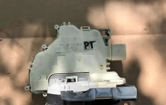 Audi Q7 4M Front door lock 8J1837016H