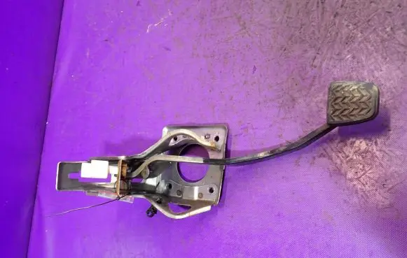 Toyota Avensis Verso Brake pedal 16094A02