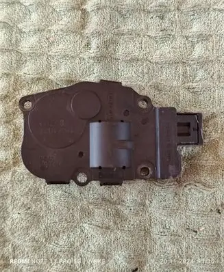 Mercedes-Benz C W204 Air flap motor/actuator EFB330 K9749
