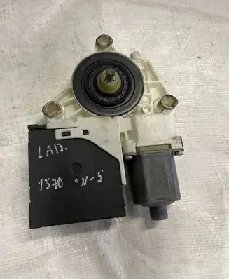 Volkswagen Golf Plus Front door window regulator motor 1K0959792J 05075730 30180107050630
