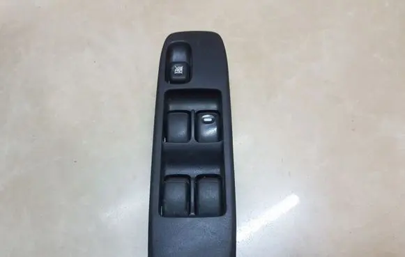 Mitsubishi Pajero Electric window control switch MR587930