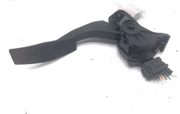 Accelerator throttle pedal