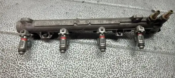 Volkswagen Golf IV Fuel injector supply line/pipe 