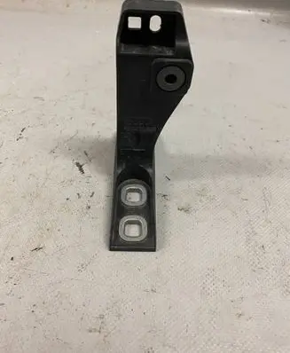 Audi Q7 4M Front bumper mounting bracket 4M0807334