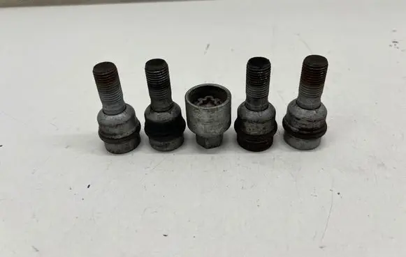 Audi Q3 F3 Anti-theft wheel nuts and lock