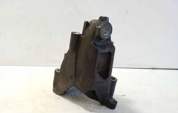 Engine mounting bracket