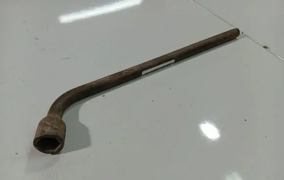 Opel Astra G Wheel nut wrench