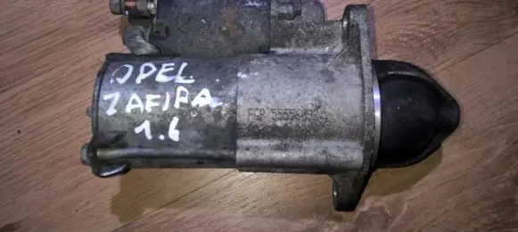 Opel Zafira B Starter motor 55556092