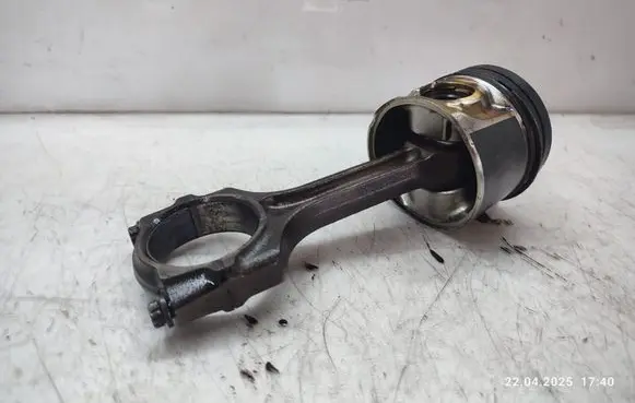 Honda CR-V Piston with connecting rod