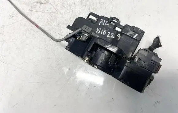 Chevrolet Captiva Front door lock 