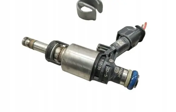 Audi A4 S4 B8 8K Fuel injector 
